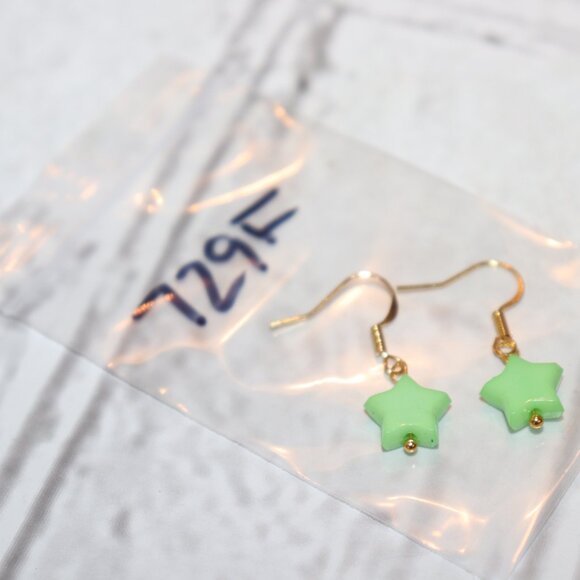 NWOT Gold and green star dangle earrings 1 1/8" - Picture 2 of 5